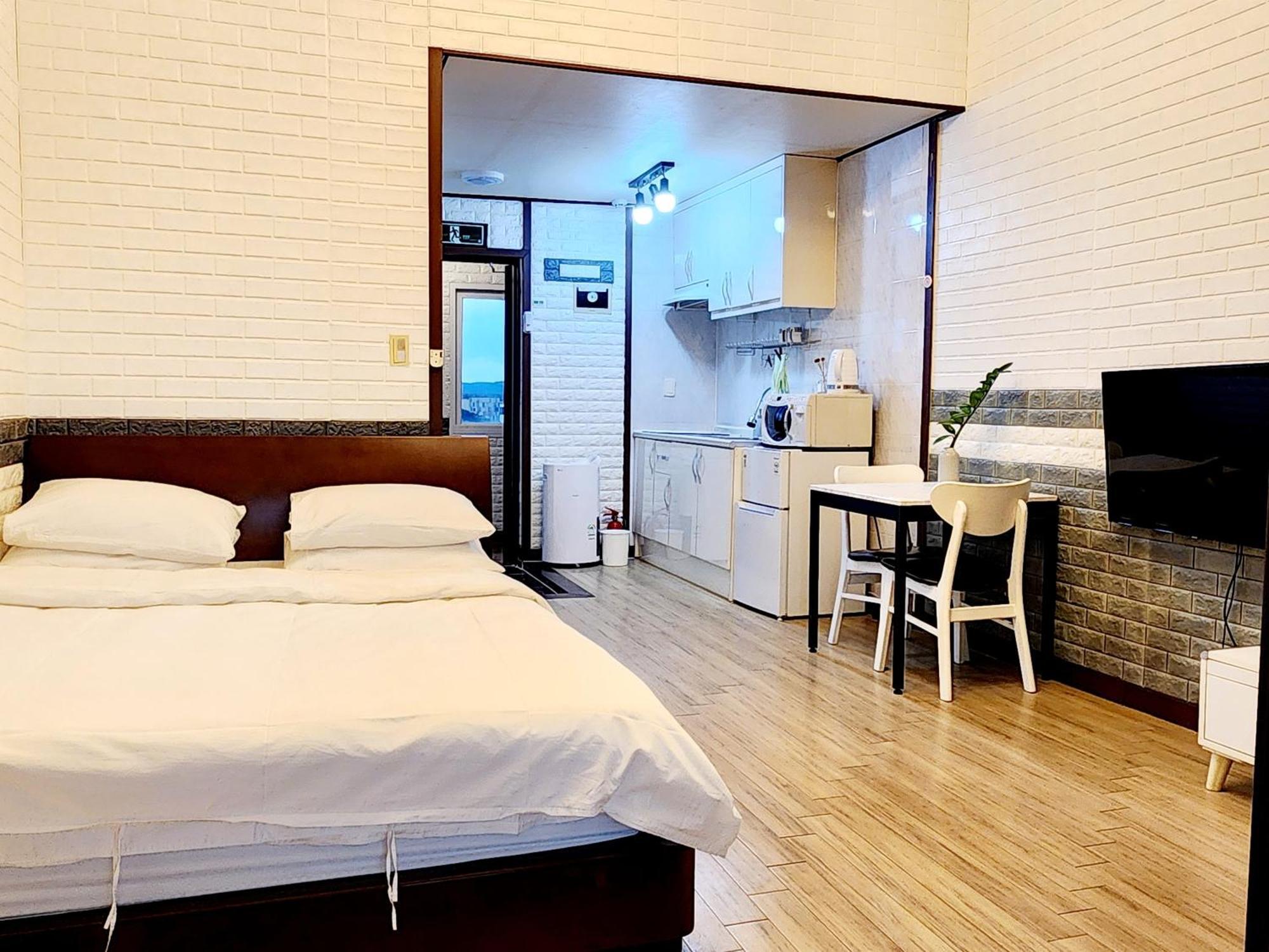 Pureun Jeju Pension Szogüpho Kültér fotó